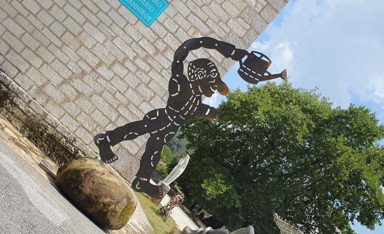 άγαλμα Καραγκιόζη στο Ελληνικό Ιωαννίνων