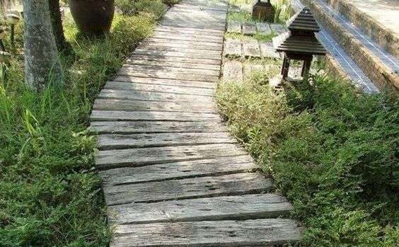 Ξύλινο μονοπάτι γκρι