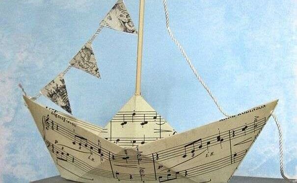 Χάρτινο καράβι με πεντάγραμμο